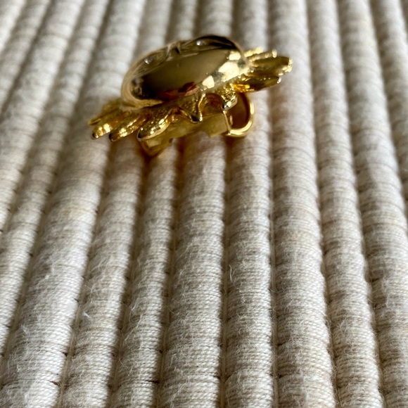 VINTAGE TEXTURED GOLD SUN FACE BROOCH PIN WITH DIAMOND EYES - Picture 14 of 14